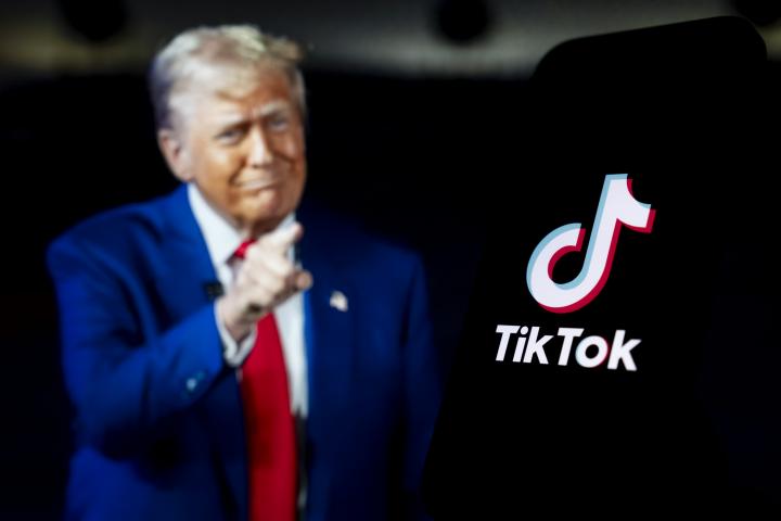 Imagen de Donald Trump señalando a TikTok. 'Thank you', parece decir con su gesto el presidente de EEUU.