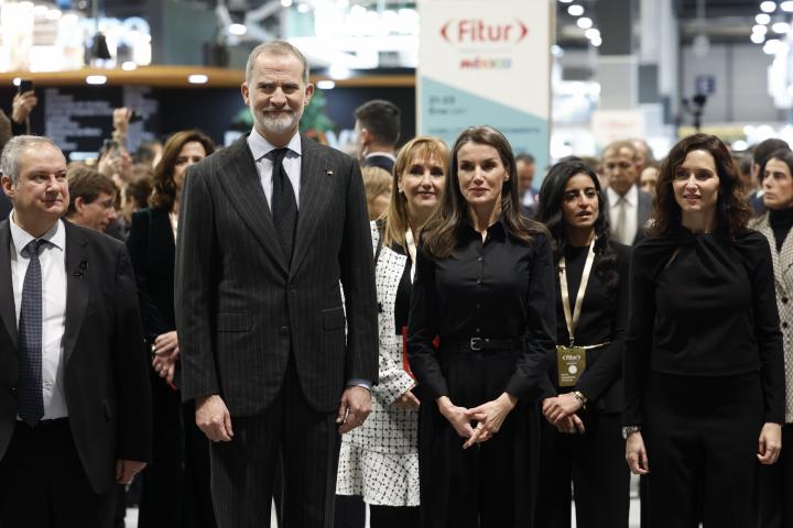 Los reyes de España, Felipe VI y Letizia, recorren los stands de FITUR.