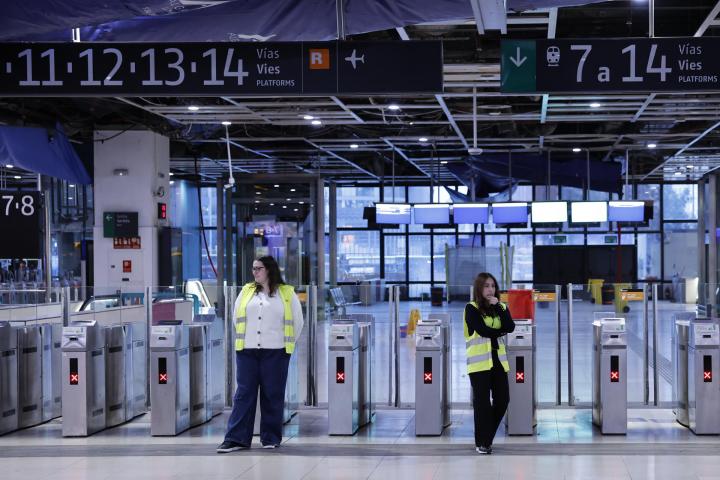 Operarias de la estación de Sants, en Barcelona, ante los tornos cerrados por la falta de servicio, el 22 de enero de 2026.