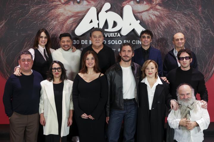 Parte del reparto de 'Aída y vuelta'.