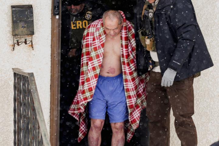 Un hombre, cuya familia solicitó un intérprete hmong, es detenido por el ICE en su propia casa, en St. Paul, Minnesota, el 18 de enero de 2026