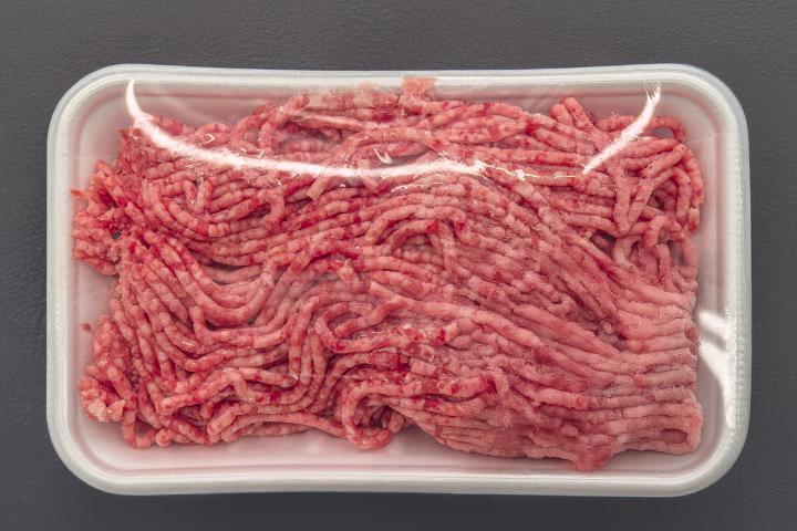 Una bandeja de carne picada.