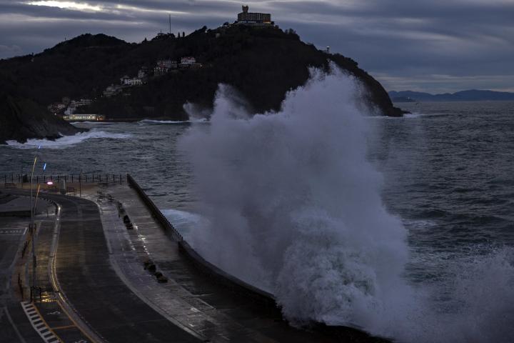 Vista del oleaje en el Paseo Nuevo de San Sebastián este jueves
