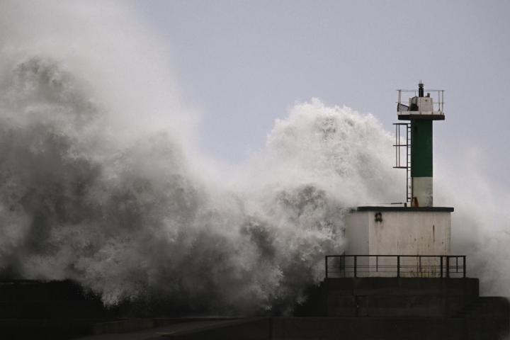 alt="alt="Grandes olas golpean la linterna de faro de San Esteban de Bocamar este jueves""