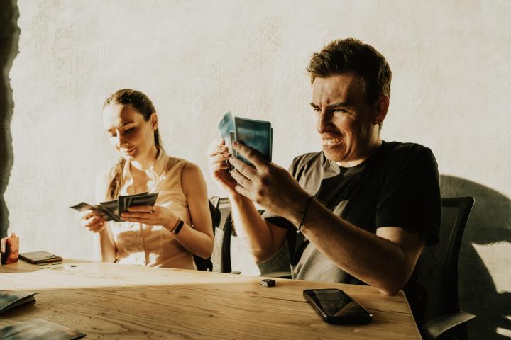 Grupo de amigos compartiendo, jugando cartas.