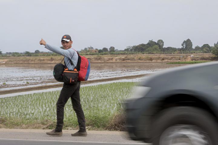 Un venezolano hace autostop mientras camina por la Panamericana hacia Lima