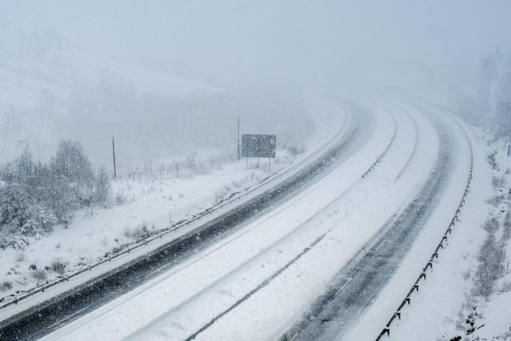 FOTODELDÍA A GUDIÑA (OURENSE), 23/01/2026.- Fotografía de la Autovía A-52, cubierta de nieve en el municipio de A Gudiña (Ourense). MeteoGalicia activó el aviso naranja en todo el territorio provincial, vigente hasta la madrugada del sábado, ante la previsión de nevadas generalizadas que podrían descender por debajo de los 300 metros debido a la borrasca Ingrid. EFE/Brais Lorenzo