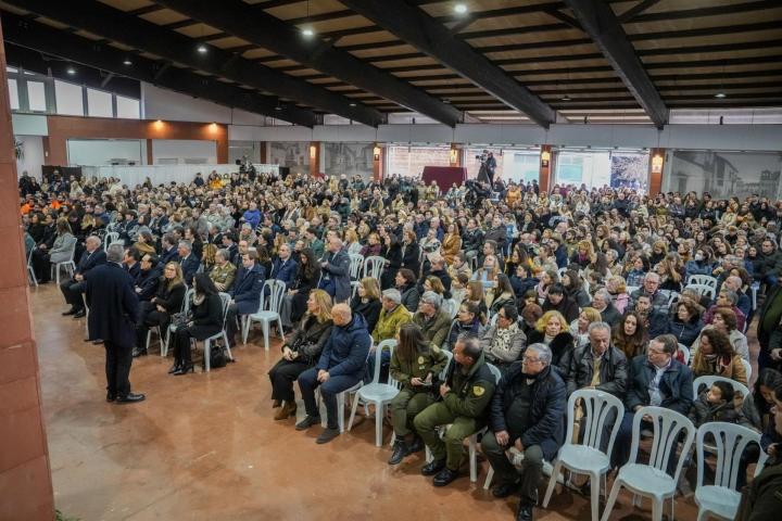 25/01/2026 Córdoba.- Accidente.- El pueblo de Adamuz desborda su caseta municipal para honrar a las víctimas del siniestro.

Los vecinos de Adamuz (Córdoba) se han volcado este domingo, una semana después del siniestro ferroviario que costó la vida a 45 personas y dejó más de un centenar de heridos en su pueblo, en el homenaje que ha supuesto la misa, presidida por el obispo de la Diócesis de Córdoba, Jesús Fernández, para honrar a las víctimas del accidente y arropar a sus familiares, y al hacerlo han desbordado la Caseta Municipal, donde se ha celebrado el oficio religioso.

ANDALUCÍA ESPAÑA EUROPA CÓRDOBA SOCIEDAD
GUILLERMO MORALES-EUROPA PRESS