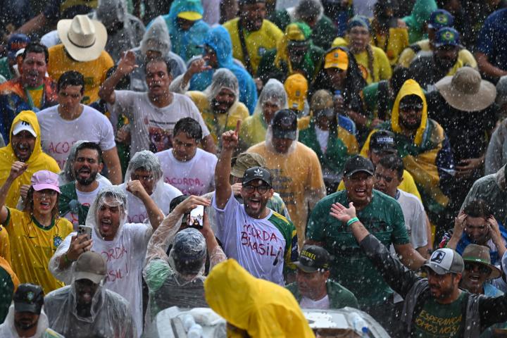 Personas participan en una manifestación por la amnistía para el expresidente de Brasil, Jair Bolsonaro, y otros involucrados en el intento de golpe de Estado del 8 de enero de 2023, este domingo en Brasilia (Brasil). La marcha 'Caminata por la Libertad y la Justicia' liderada por Ferreira comenzó el lunes 18 de enero en Paracatu, en el estado de Minas Gerais, y recorrió 240 kilómetros hasta Brasilia.