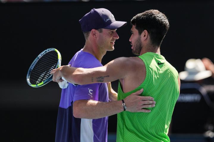 Tommy Paul y Carlos Alcaraz, al final del partido de cuarta ronda en Open de Australia.