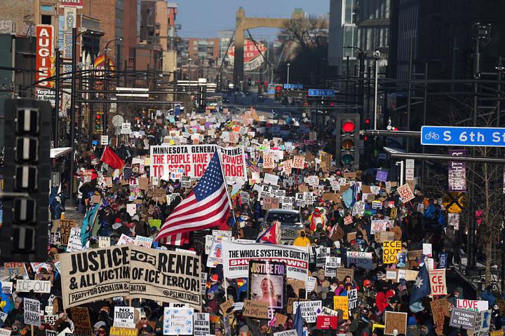 Cientos de personas marchan contra las fuerzas del orden federales y las redadas del ICE en el centro de Minneapolis (Minnesota), el viernes 23 de enero de 2026.