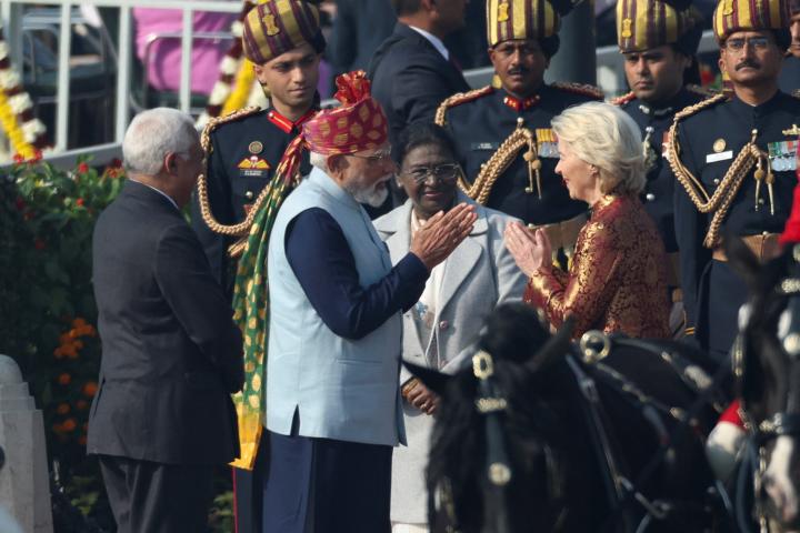 El primer ministro de India, Narendra Modi, saluda a la presidenta de la CE, Ursula von der Leyen, junto al presidente del Consejo, Antonio Costa, en el desfile del Día de la República en Nueva Delhi, el 26 de enero de 2026.