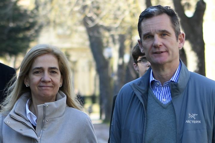 La infanta Cristina e Iñaki Urdangarin en Vitoria paseando juntos en el primer permiso carcelario de él en Navidad de 2019
