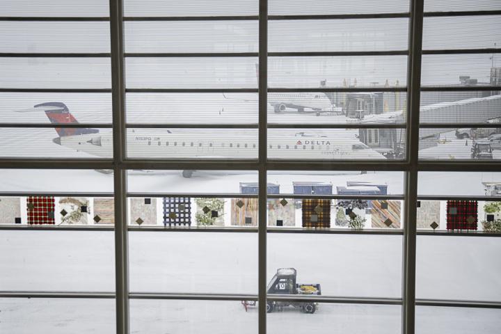 na potente tormenta de nieve azota el principal aeropuerto de Washington DC, en Estados Unidos, el 25 de enero de 2026.