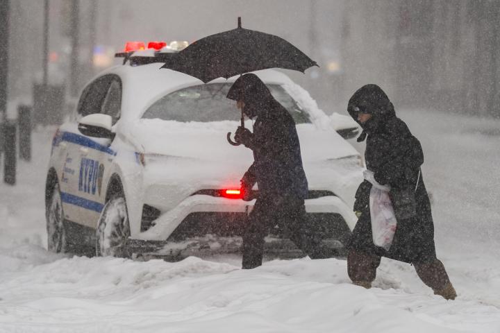 Personas caminan durante una fuerte nevada, en Manhattan (Nueva York, Estados Unidos), el 25 de enero de 2026.