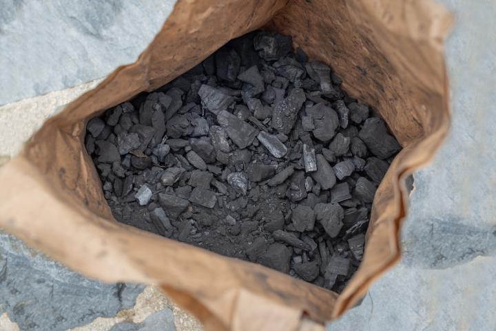 Primer plano de una bolsa de carbón para usar en la barbacoa