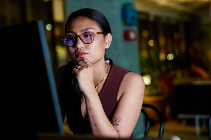 Una mujer concentrada en frente de un ordenador, en una imagen de archivo.