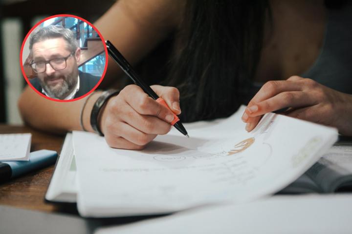 El preparador de oposiciones @opositatest_.