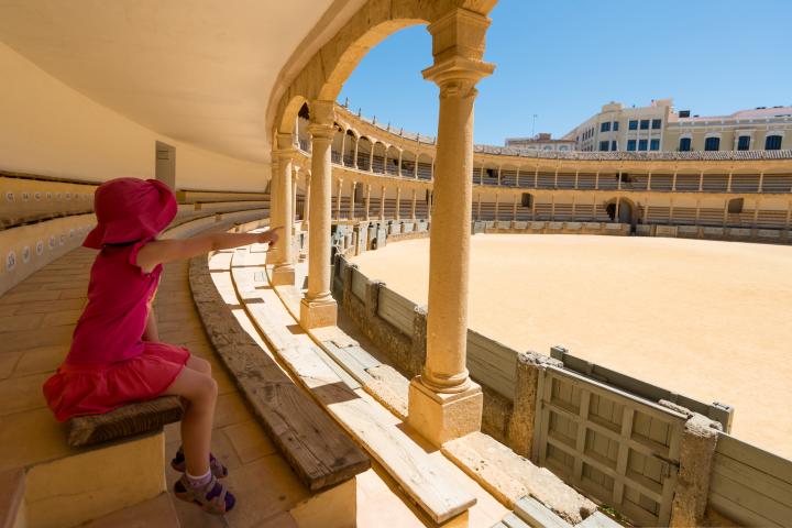 Imagen de archivo de una niña en la plaza de toros de Ronda.
