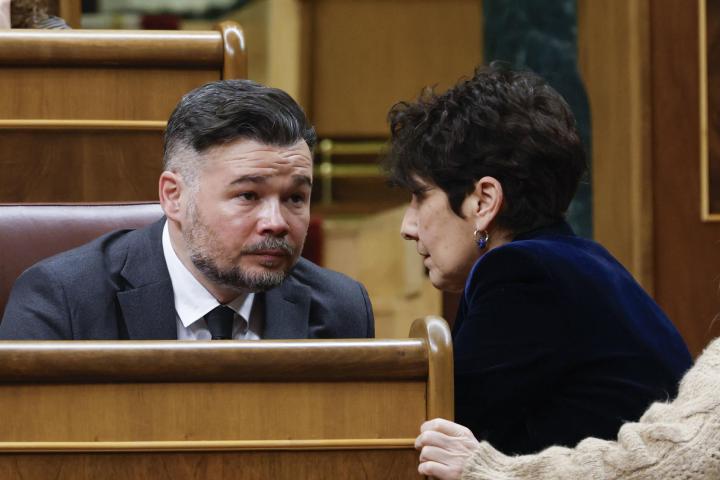 La ministra de Inclusión, Seguridad Social y Migraciones y portavoz del Gobierno, Elma Saiz, conversa con el portavoz de ERC, Gabriel Rufián