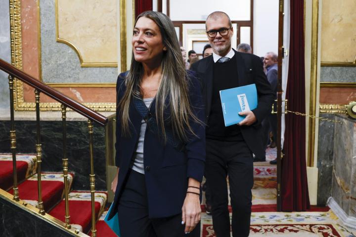 Los diputados de Junts Miriam Nogueras (i) y Josep Maria Cruset (d) a su llegada al pleno extraordinario celebrado en el Congreso de los Diputados