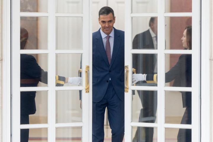 Pedro Sánchez, abriendo una puerta.