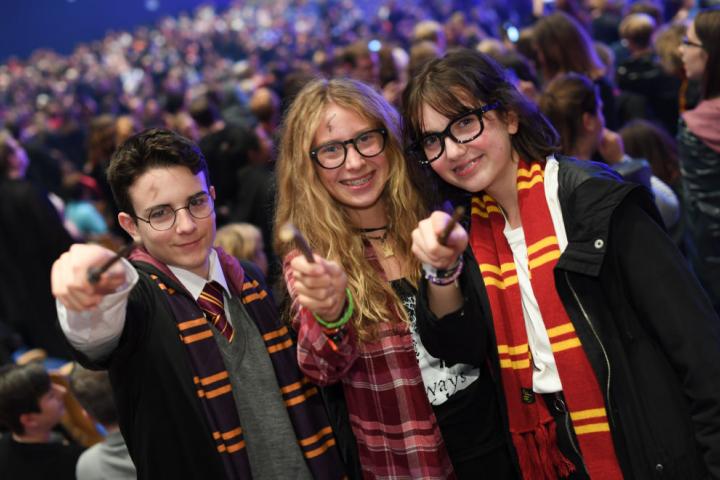 Tres jóvenes disfrazados de Harry Potter, el mago que conquistó a una generación.