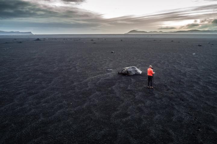 Un fotógrafo retrata el paisaje de arena negra en el volcán Katla, en Islandia.