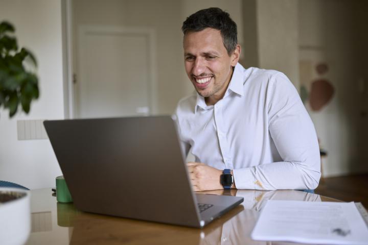 Un hombre teletrabajando hablando con su compañero, en una imagen de archivo.