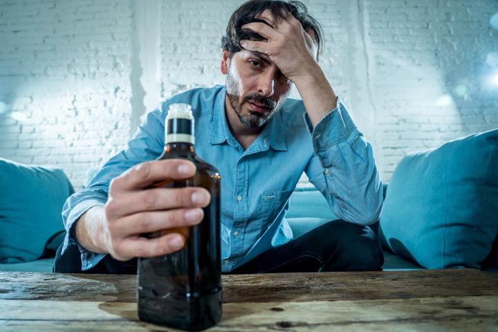 El cuerpo procesa el alcohol de forma diferente y sus efectos se hacen más evidentes.