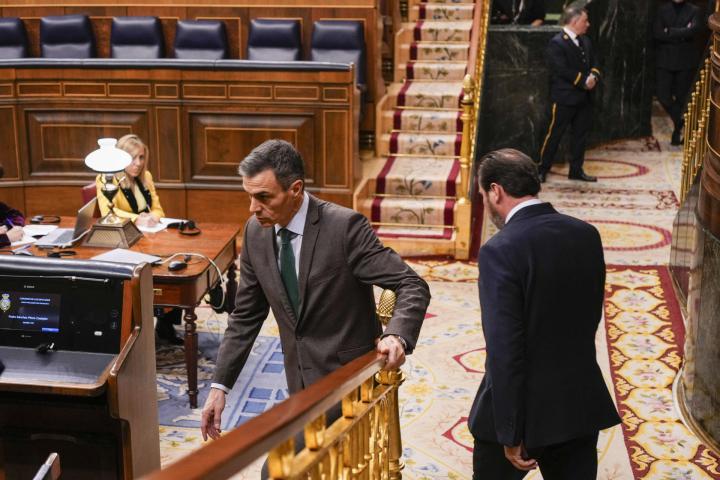 El presidente del Gobierno, Pedro Sánchez (i) durante el pleno extraordinario del Congreso de los Diputados este martes