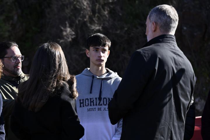 Los reyes de España hablando con Julio Rodriguez, quien salvó vidas en el accidente ferroviario de Adamuz, Córdoba.