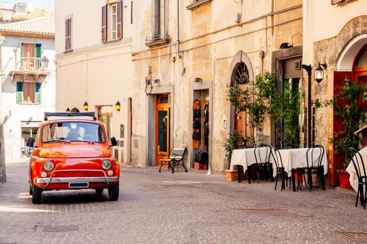 Un coche histórico, por las calles de Roma