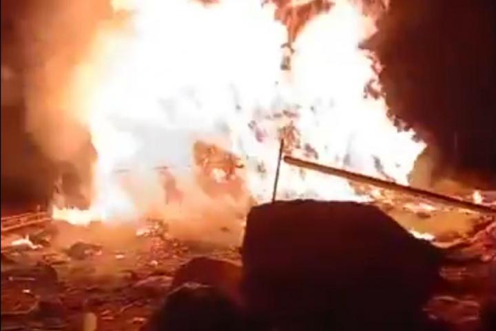 Una de las viviendas incendiadas por colonos en las aldeas de Masafer Yatta, compartidas en un vídeo publicado por el cineasta Basel Adra.