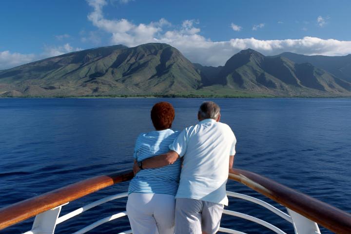 Una pareja de ancianos disfrutando en un crucero