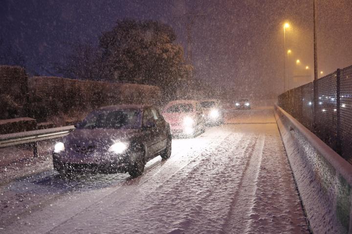 Vista de la carretera nevada a primera hora en Torrelodones, Madrid este miércoles.