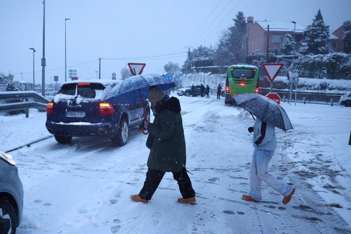 Vista de las calles de Torrelodones (Madrid) cubiertas de nieve por la borrasca Kristin.