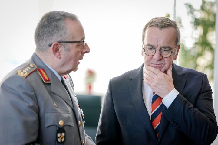 Carsten Breuer dialoga junto a Boris Pistorius, Ministro Federal de Defensa