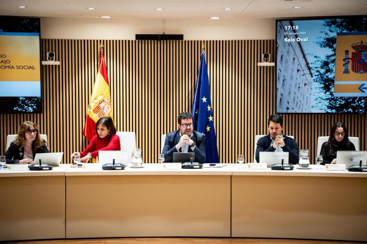 El secretario de Estado de Trabajo, Joaquín Pérez Rey, preside la mesa de diálogo social para la subida del salario mínimo 2026