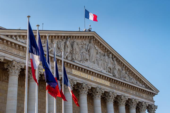 Fachada de la Asamblea Nacional de Francia, en París, con varias banderas nacionales ondeando, en una imagen de archivo.