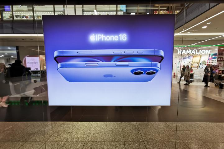 Imagen de un cartel promocional del iPhone 16.