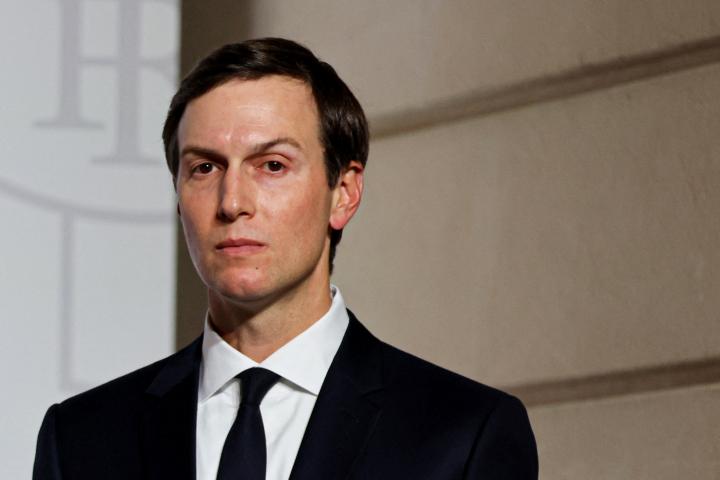 Jared Kushner observa a la prensa tras una cumbre de la Coalición de Voluntarios sobre Ucrania en el palacio de El Elíseo, en París, el 6 de enero de 2026.