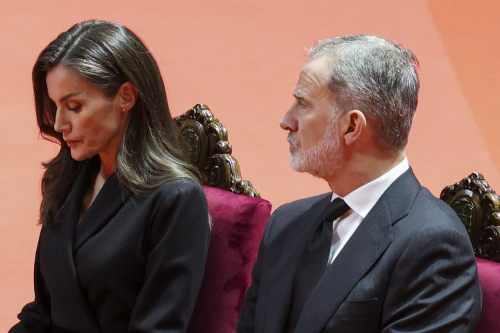Los reyes Felipe y Letizia, muy serios en el funeral en Huelva por las víctimas del accidente ferroviario de Adamuz