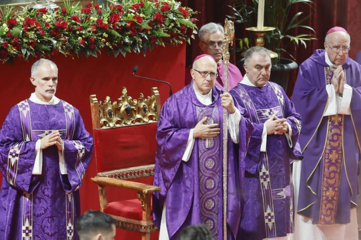 Monseñor Gómez Sierra, obispo de Huelva, durante el funeral