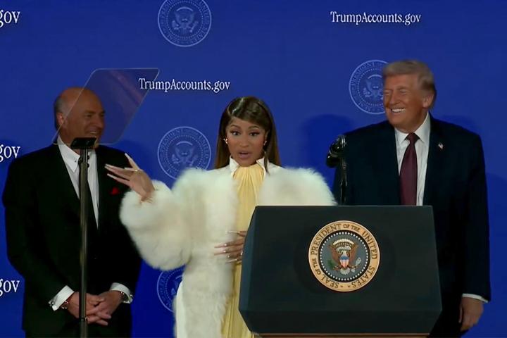 Nicki Minaj en una rueda de prensa junto a Donald Trump.