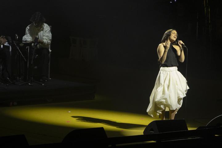 Rosalía irrumpe por sorpresa en el concierto por Palestina de Barcelona y canta ‘La Perla’