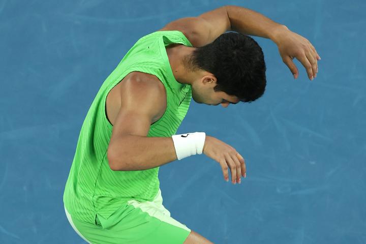 Carlos Alcaraz imitando a Alonso durante su celebración tras ganar a Zverev.