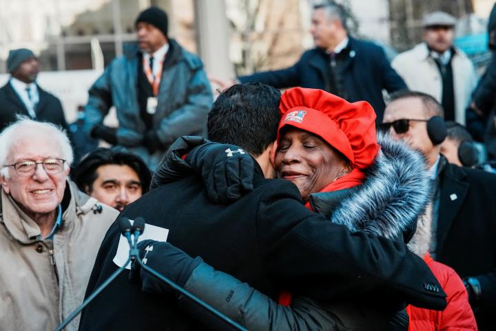 El alcalde de Nueva York, Zohran Mamdani, abraza a un miembro del sindicato de enfermeras del estado, el 20 de enero de 2026, en una protesta ante hospital Mount Sinai West.