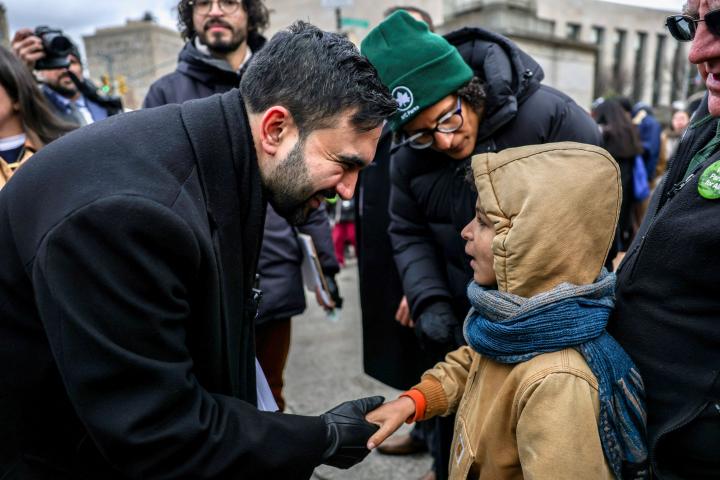 El alcalde de Nueva York, Zohran Mamdani, saluda a un niño después de una conferencia de prensa en Brooklyn, el 2 de enero de 2026.