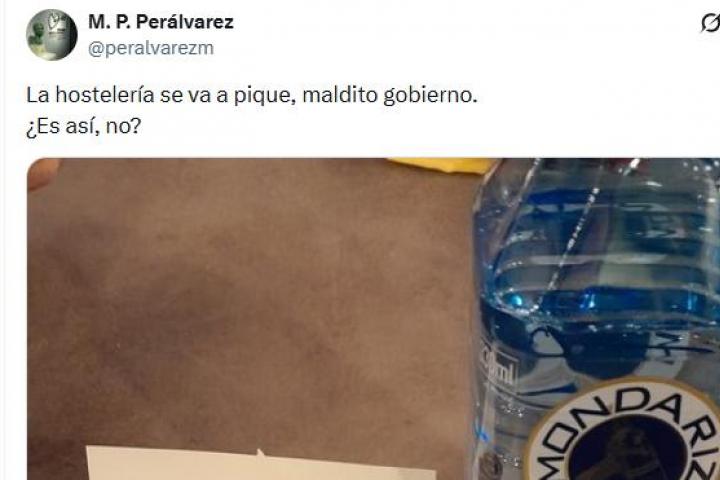 El tuit de @peralvarezm con la cuenta de un restaurante en Madrid.